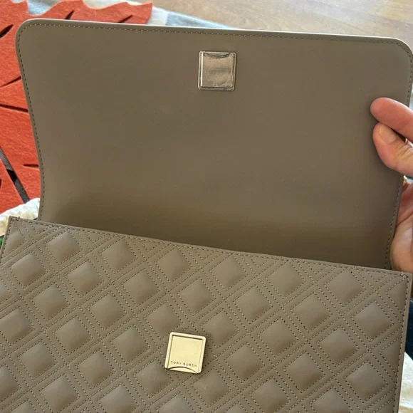 Tory Burch Fleming convertible in matte Grey Heron Quilted leather. Shoulder Bag - Picture 7 of 16